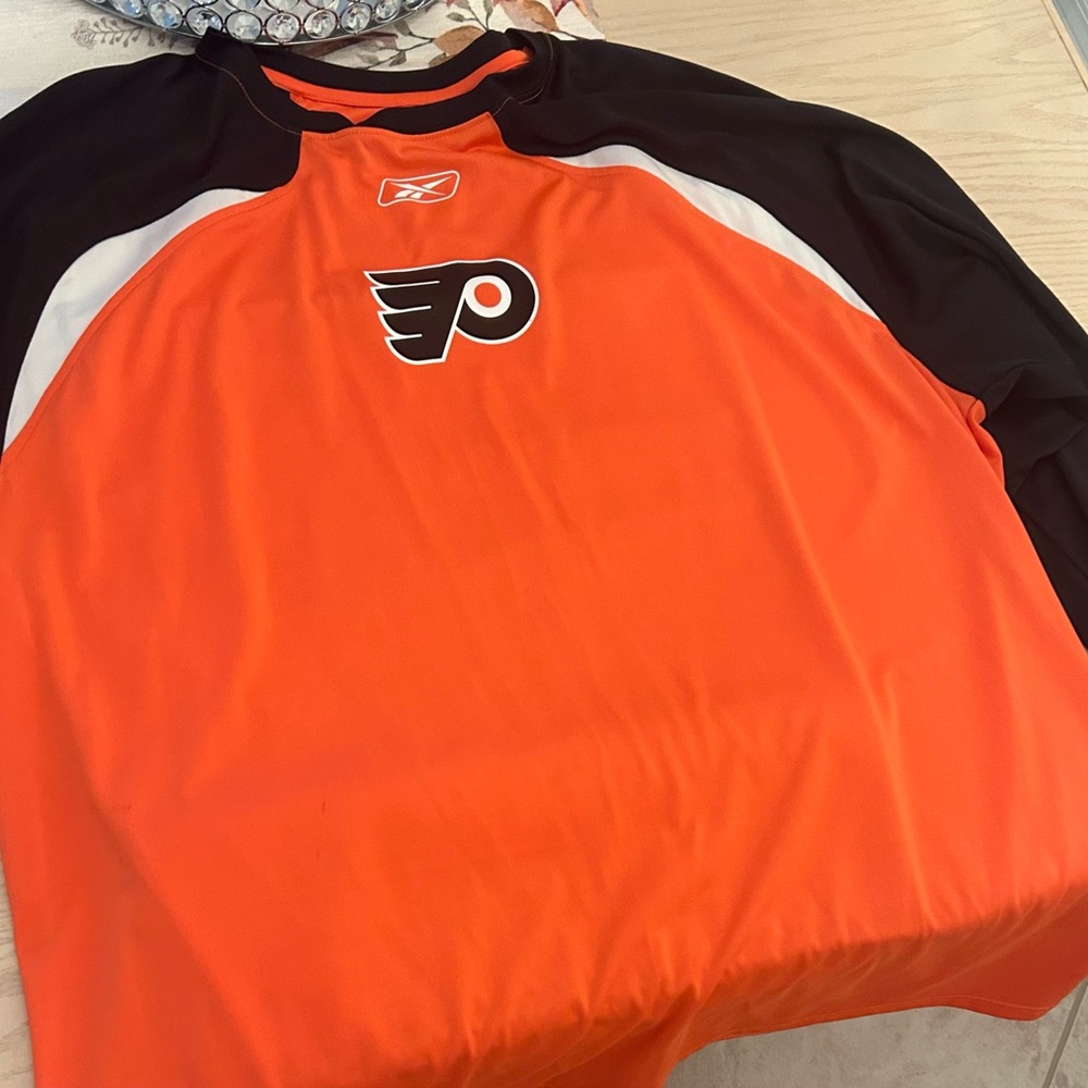 Philadelphia Flyers polyester long sleeve tee. Men’s 2XL